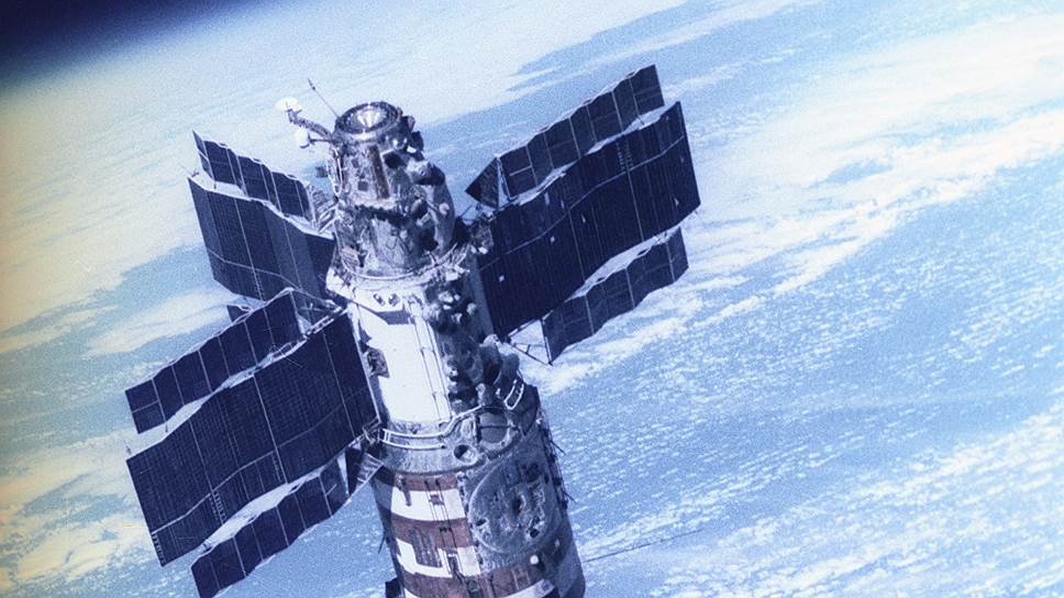 Орбитальная станция "Салют-7" с космическим кораблем "Союз Т-14"