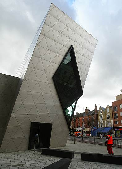 Главный вход в здание аспирантуры London Metropolitan University, Лондон, Великобритания 