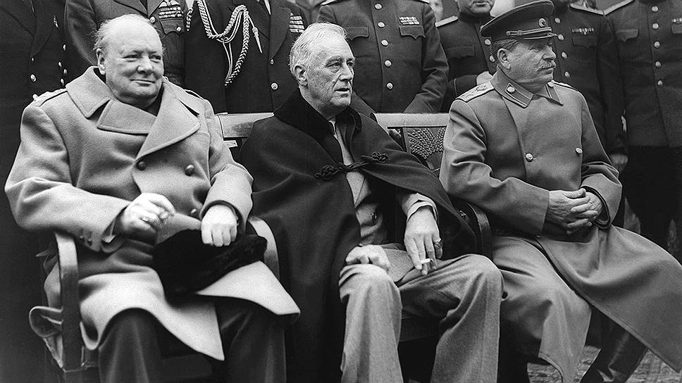 Слева направо: Уинстон Черчилль, Франклин Делано Рузвельт (в кейпе Brooks Brothers), Иосиф Сталин на Ялтинской конференции, 1945 год 