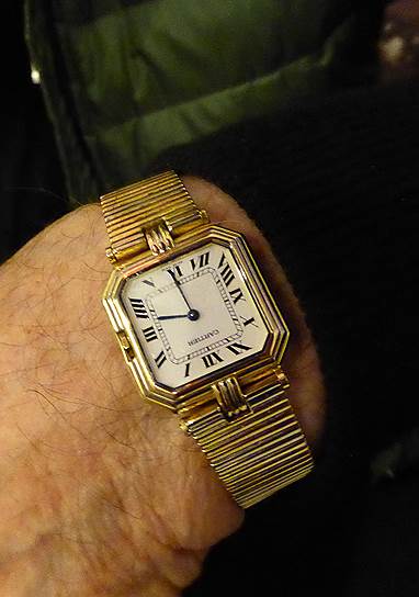 Cartier Ceinture 1983 года выпуска. Часы имеют кварцевый механизм Mouvement Cartier 81 (Calibre 8) работы марки Ebel, поставленный в корпус из трех видов золота
