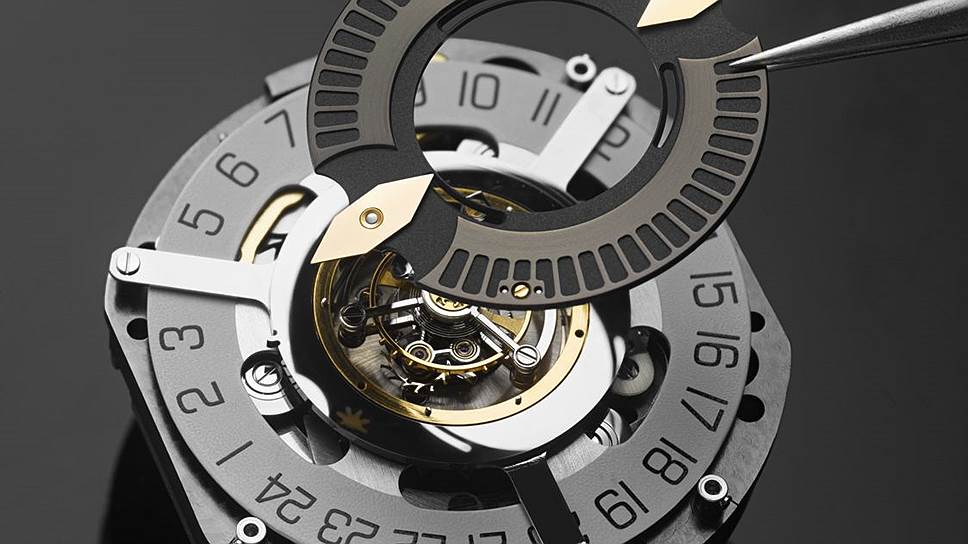 Турбийон и вправду находится в центре механизма Papillon Tourbillon Central  