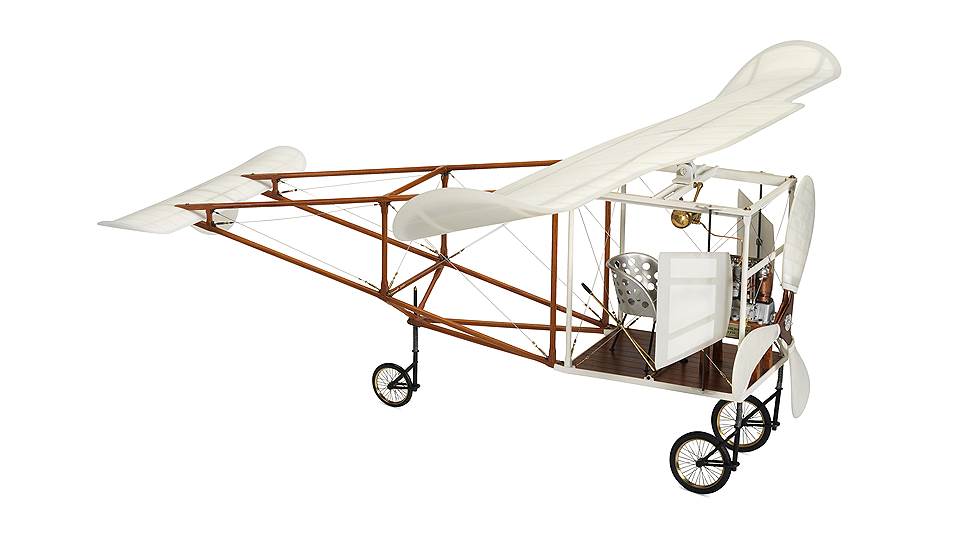 Современная модель моноплана Louis Vuitton. В 1909 и 1910 годах компания Louis Vuitton принимала участие в Парижских авиасалонах. Вюиттоны сконструировали три машины — два вертолета (Vuitton-Hubert в 1908-м и Vuitton III в 1910-м) и один самолет (Vuitton II в 1910-м). Ни одна из них ни разу не поднималась в воздух