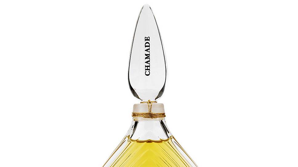 Цветочно-пудровый аромат Chamade (1969) от Guerlain посвящен Катрин Денев. Парфюм был создан после триумфа одноименного фильма по роману Франсуазы Саган. Катрин Денев восхищались не только в Guerlain — наряды для фильма придумал Ив Сен-Лоран