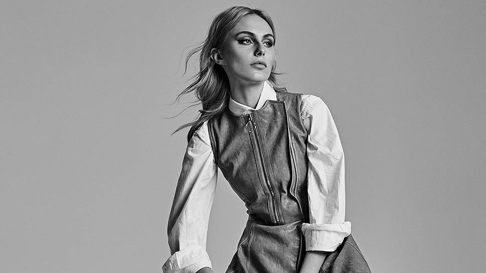 Рубашка Canali, платье и кольцо Dior, туфли Jimmy Choo