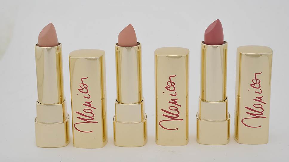 Линейка помад Monica Lipsticks Dolce & Gabbana посвящена красавице актрисе, модели и лицу бренда Монике Беллуччи. Каждый футляр помады украшен красным автографом Моники на золотом фоне. Коллекция состоит из шести оттенков — от светло-бежевого до ярко-карминного. А название каждого — комплимент дизайнеров в адрес Моники (обворожительная, роскошная, шикарная, единственная, страстная, естественная)