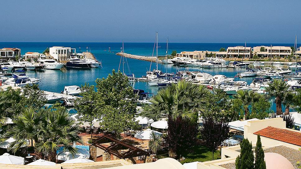 Курортный сезон. Гостей отелей Sani Resort ждет масса приятных новинок. Отель Sani Asterias открывает спа-центр Ann Semonin и номера с тремя спальнями и бассейном, отели Sani Club и Sani Beach обновили номерной фонд, расширив линейку семейных сьютов, а в гавани Sani Marina будет еще больше магазинов и ресторанов  