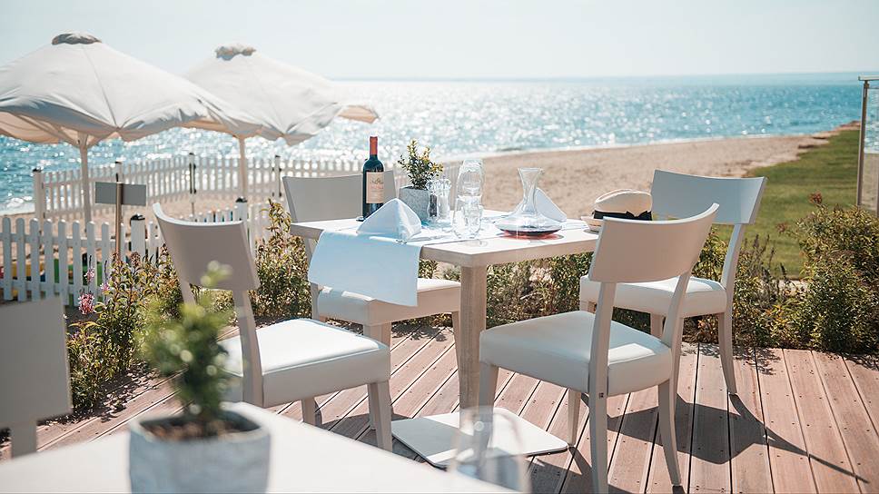 Звездный состав. В ресторанах a la carte отелей Ikos Resorts все шеф-повара сплошь обладатели мишленовских звезд. А в ресторане азиатской кухни Anaya трудится некогда личный шеф-повар президента Сингапура. Кухня в отелях на любой вкус: от греческой и средиземноморской до прованской 
