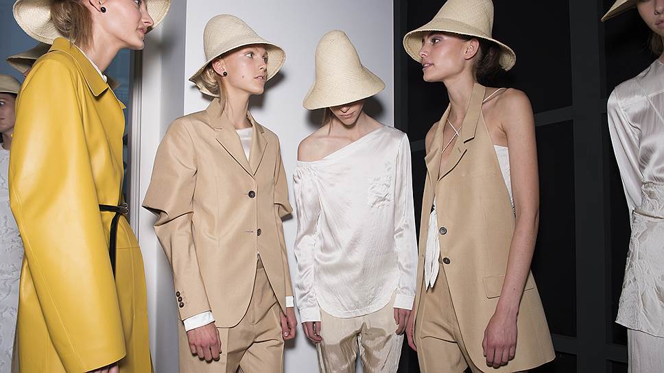 Модели за кулисами показа Jil Sander сезона "весна-лето 2016"