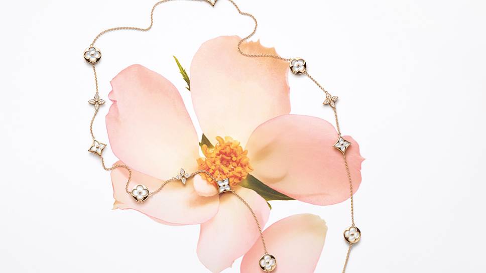 Драгоценный бутон. В центре ювелирной коллекции Louis Vuitton Blossom &mdash; резной цветок Monogram, созданный из перламутра и натуральных камней. В коллекцию вошли сотуары, подвески, браслеты и серьги  