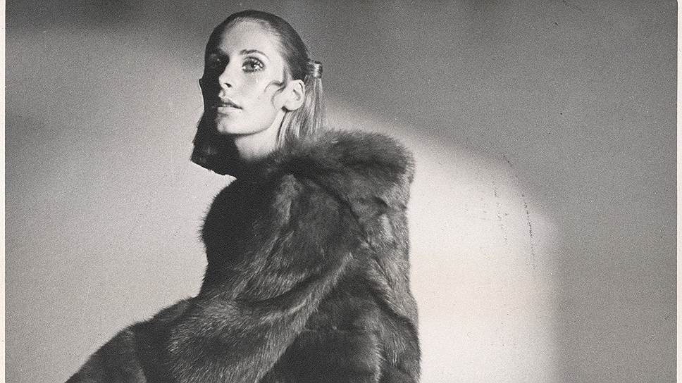 Рекламные кампании Fendi сезонов "осень—зима 1968/69" и "осень—зима 1971/72" (крайняя справа)