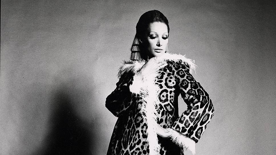 Рекламные кампании Fendi сезонов "осень—зима 1968/69" и "осень—зима 1971/72" (крайняя справа)