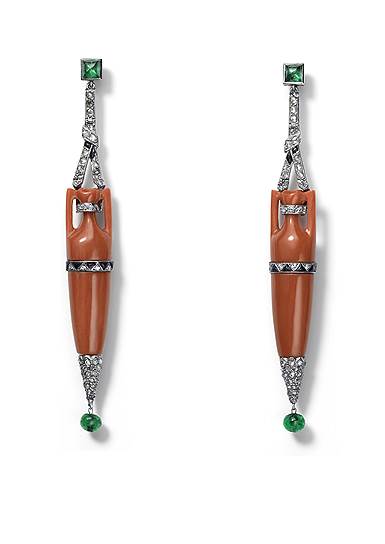 Cartier, серьги "Амфоры": платина, коралл, изумрудные бусины и кабошоны, оникс. Париж, 1924