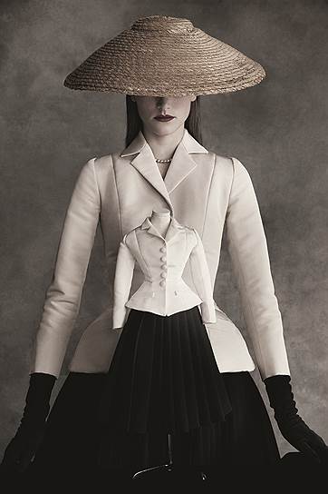 Фотография из альбома Патрика Демаршелье «Dior: New couture» 