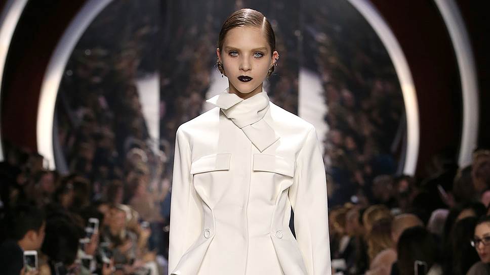 Показ женской коллекции Christian Dior осень—зима 2016/17 
