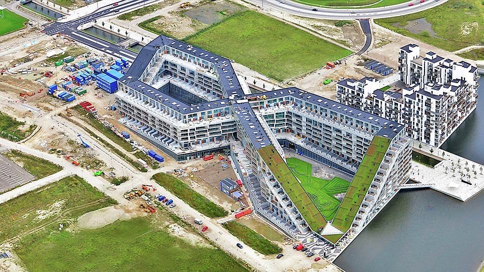 Здание в форме восьмерки в Копенгагене, с частично озелененной крышей 