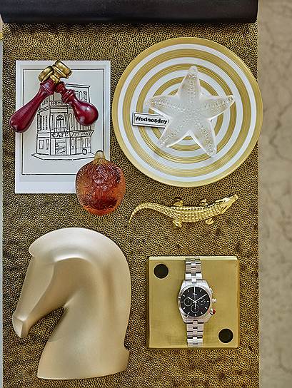 1 Значки, Louis Vuitton. 2 Часы, Montblanc. 3 Монетница, Hermes. 4 Закладка, Christofle, ТД ЦУМ. 5 Пресс-папье, Lalique, ТД ЦУМ. 6 Запонки, Montblanc. 7 Столик, Hickory Chair, салон "Интерьеры Экстра Класса".