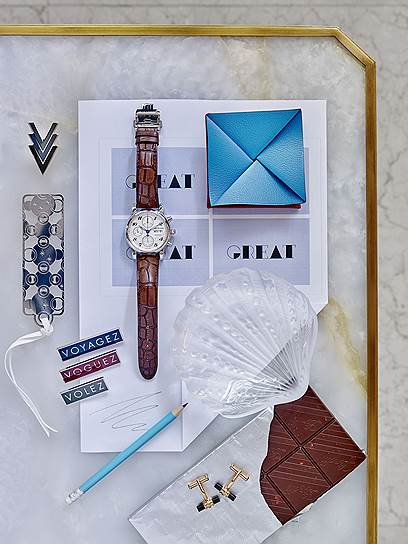 1 Значки, Louis Vuitton. 2 Часы, Montblanc. 3 Монетница, Hermes. 4 Закладка, Christofle, ТД ЦУМ. 5 Пресс-папье, Lalique, ТД ЦУМ. 6 Запонки, Montblanc. 7 Столик, Hickory Chair, салон "Интерьеры Экстра Класса".