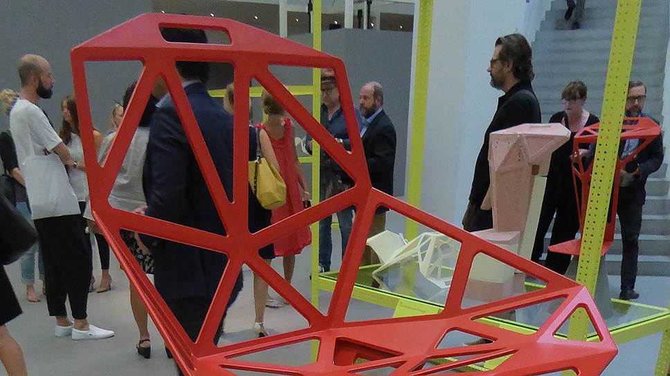 Стул Константина Грчича — Chair One — герой его выставки "The good, the bad, the ugly" в мюнхенском музее Die Neue Sammlung