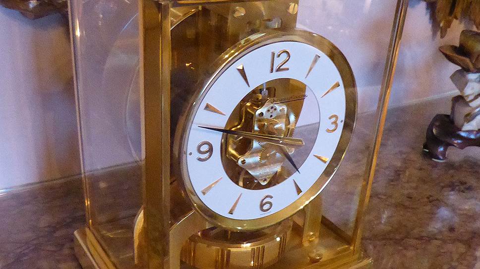 Точно такие часы Jaeger-LeCoultre Atmos были подарены Чарли Чаплину в мае 1972 года швейцарской ассоциацией фотографов прессы