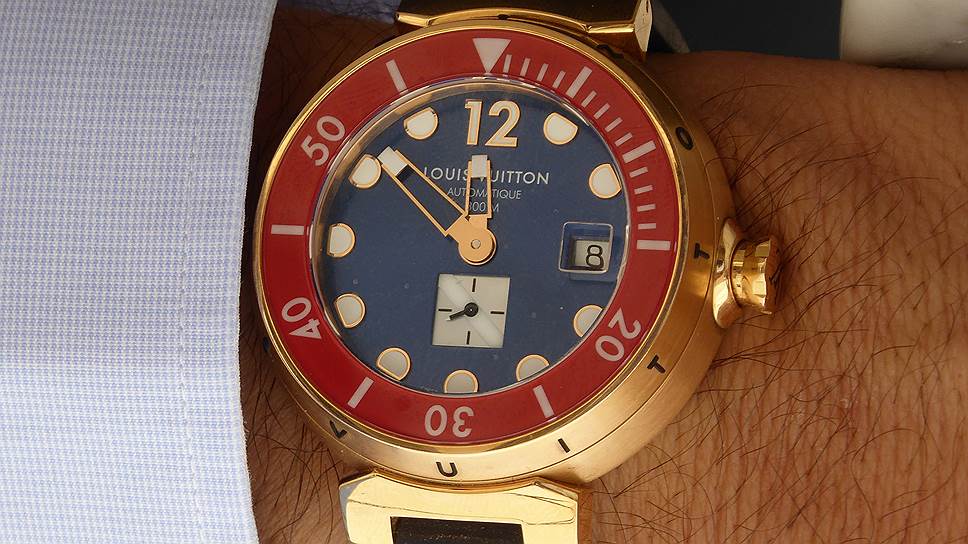 Louis Vuitton Tambour Diving II, Pink Gold. Корпус 44 мм из розового золота, голубой циферблат с маленькой секундной стрелкой и датой на отметке "3 часа". Водонепроницаемость до 300 м, механизм с автоподзаводом ETA 2895 и запасом хода на 42 часа 