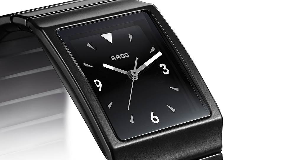 Rado Ceramica. Лимитированная модель с гравировкой на крышке корпуса Limited Edition One Out of 701. Моноблочный корпус из матовой черной высокотехнологичной керамики, задняя крышка корпуса из титана с PVD-покрытием. Изогнутое сапфировое металлизированное стекло. Кварцевый механизм ETA