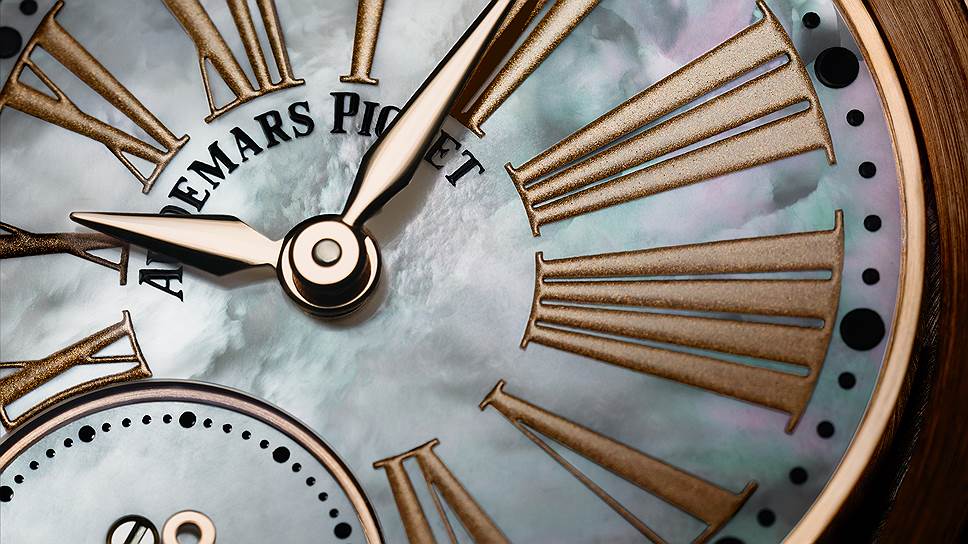 Кристина Базан позирует на парижском мосту Искусств с новенькими Millenary Audemars Piguet на руке 