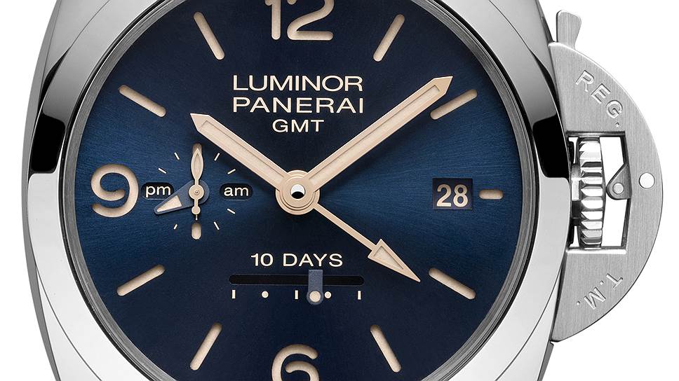 Panerai Luminor 1950 10 Days GMT Automatic Acciaio. Мануфактурный механизм P.2003 с автоматическим подзаводом и запасом хода 240 часов, указателем второго часового пояса, 24-часовым индикатором, линейной шкалой запаса хода, системой установки секундной стрелки на ноль. Стальной корпус 44 мм. Водонепроницаемость 100 метров 