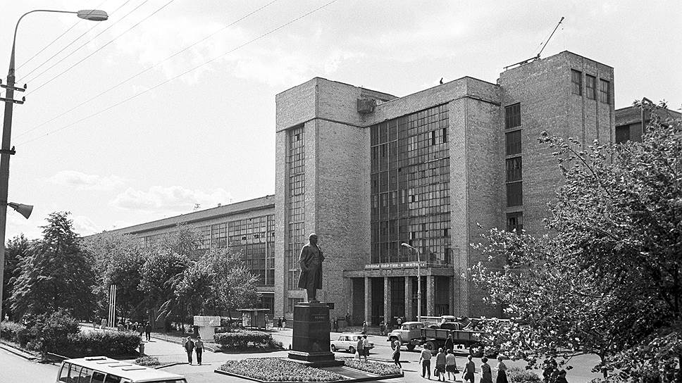 Центральная аллея автозавода. После реконструкции она станет бульваром, а элементы заводских зданий будут сохранены 