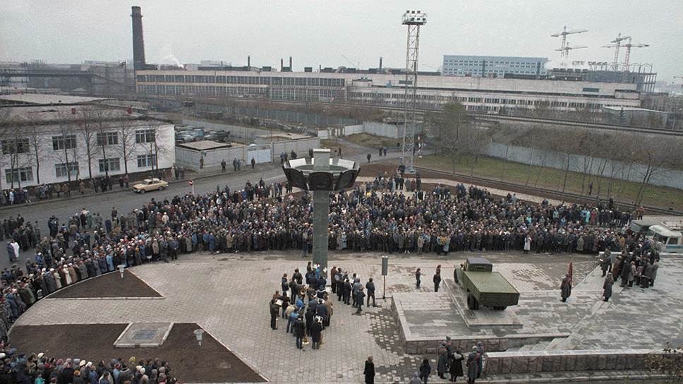 В 1987 году, когда история завода шла к закату, здесь открыли памятник автомобилю. А сейчас такие машины стали арт-объектами на территории "ЗИЛАРТа"  