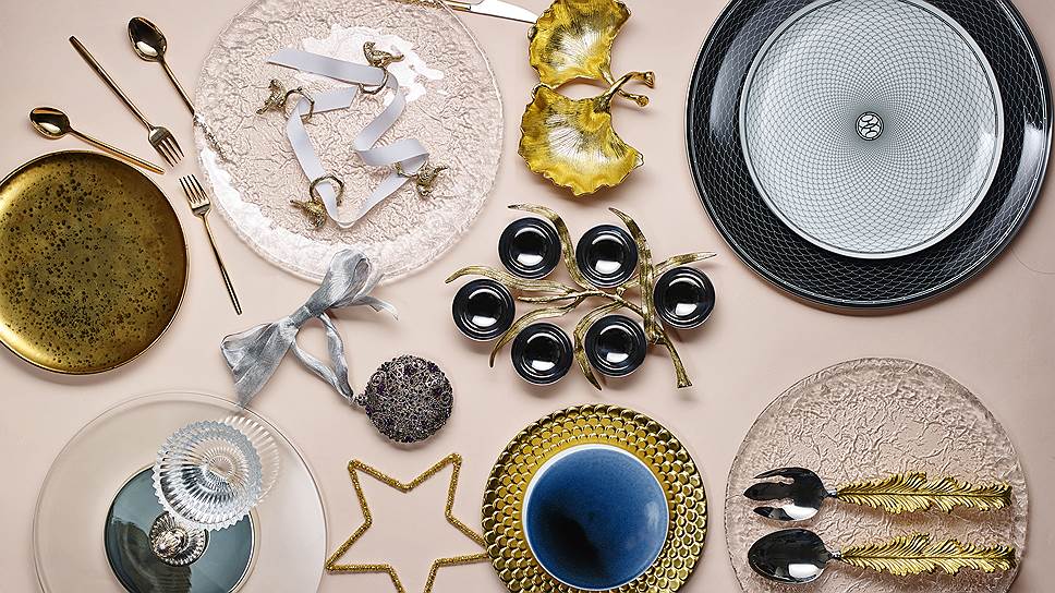 1. Поднос для канапе Malmaison, Christofle, ТД ЦУМ 2. Тарелка Alchimie, L`Objet, "Дом фарфора" 3. Вазочка Mille Nuits, Baccarat, ТД ЦУМ 4. Столовые приборы, Crate & Barrel 5. Новогоднее украшение, Zara Home 6. Новогоднее украшение Multicolor, Tsar, ТД ЦУМ 7. Блюдо, Crate & Barrel 8. Кольца для салфеток Bird, L`Objet, "Дом фарфора" 9. Менажница "Пальмовая ветвь", Michael Aram, "Дом фарфора" 10. Нож, Crate & Barrel 11. Тарелка Aegean, L`Objet, "Дом фарфора" 12. Подставка для сервировки закусок, Hering Berlin, "Дом фарфора" 13. Менажница "Листья гинкго", Michael Aram, "Дом фарфора" 14. Блюдо, Crate & Barrel 15. Столовые приборы, Michael Aram, "Дом фарфора" 16. Тарелки из коллекции H Deco, Hermes