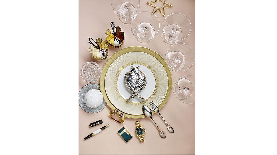 1. Новогоднее украшение, Zara Home 2. Новогоднее украшение, Michael Aram, "Дом фарфора" 3. Бокалы, Crate & Barrel 4. Горчичница Missouri, Baccarat, ТД ЦУМ 5, 6. Тарелки Sol, Bernardaud, ТД ЦУМ 7. Ваза "Две рыбы", Christofle, ТД ЦУМ 8. Блюдце, Zara Home 9. Елочное украшение, Zara Home 10. Ручка, Montblanc 11. Браслет, Cartier 12. Зажигалка, S. T. Dupont 13. Часы, Rolex 14. Столовые приборы, Faberge, ТД ЦУМ
