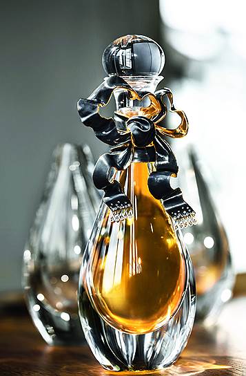 Легендарный аромат J`adore L`Or, Prestige Edition, Dior, в роскошном флаконе от Виктуар де Кастеллан, креативного директора Dior Jewellery   