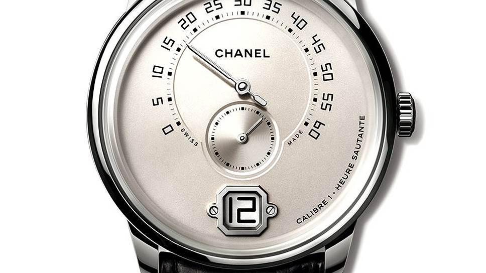 Часы Monsieur de Chanel, первые мужские часы Chanel с собственным механизмом Calibre 1. С функцией прыгающего часа, ретроградной минутной и маленькой секундной стрелкой, запас хода — 3 дня. Корпус и стрелки: белое золото, опалиновый циферблат, ремешок из кожи аллигатора. Предполагается выпустить 300 экземпляров этих часов, все они будут пронумерованы 