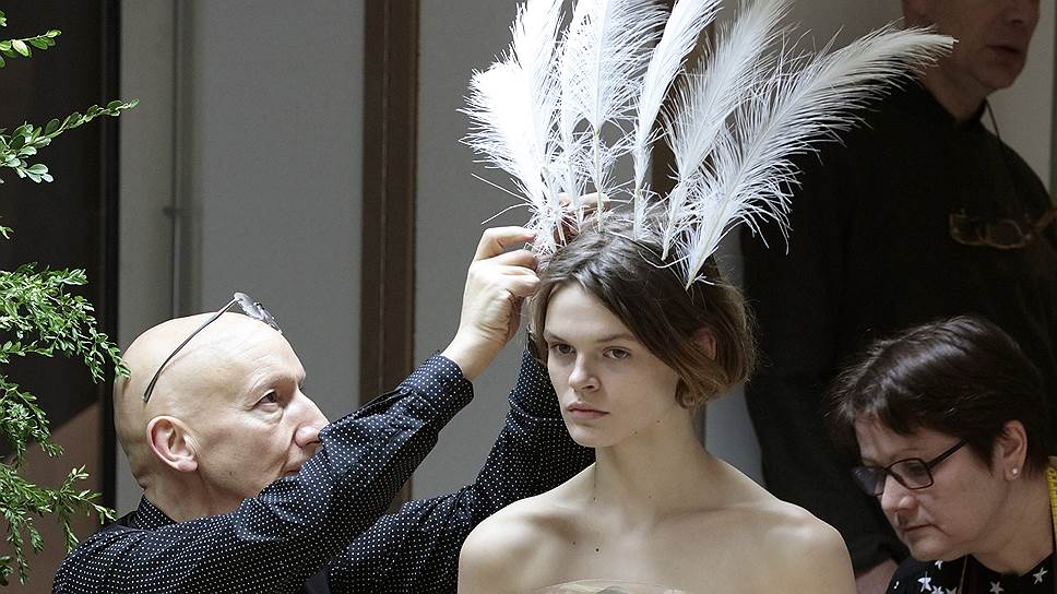 Шляпник Стивен Джонс работает над головными уборами для коллекции Christian Dior Haute Couture весна-лето 2017