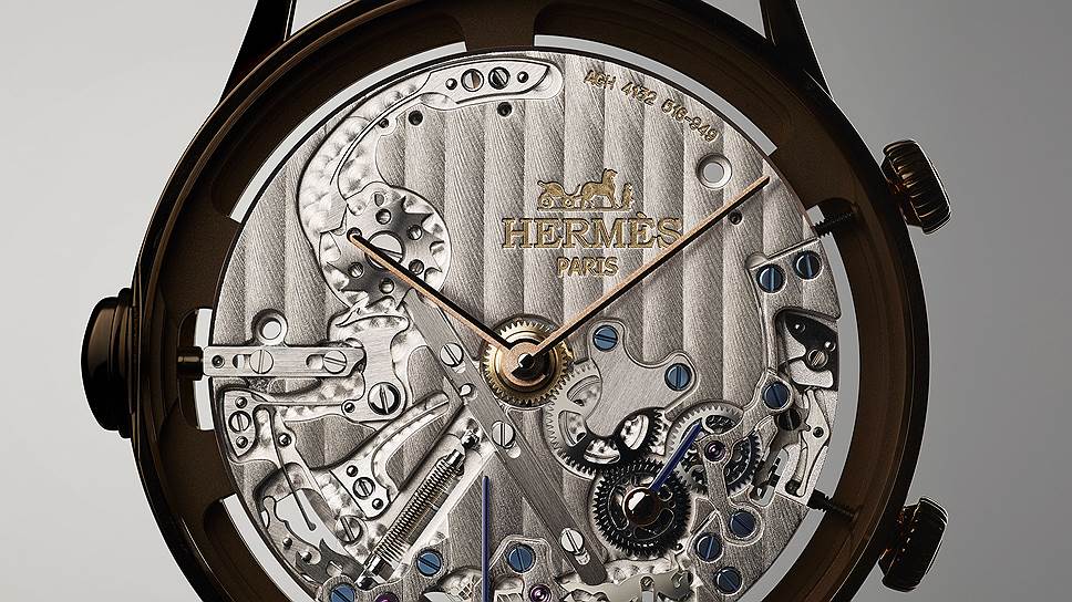 Мануфактурный швейцарский калибр Hermes H1912 размещен в центре корпуса, чтобы дать возможность положить гонги модуля heure impatiente