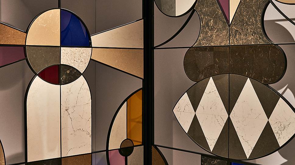 Компания Caesarstone, которая выпускает отделочные материалы на основе кварца, пригласила к сотрудничеству дизайнера Хайме Айона. В интерьерах палаццо Сербеллони он представил свою инсталляцию Stone Age Folk, в которой продемонстрировал безграничные возможности этого материала