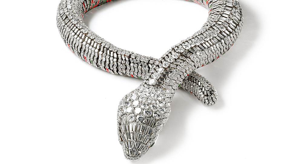 Колье-змея, Cartier, выполненное по заказу мексиканской актрисы Марии Феликс, платина, белое и желтое золото, бриллианты, изумруды, черная, красная и зеленая эмаль, 1968 год