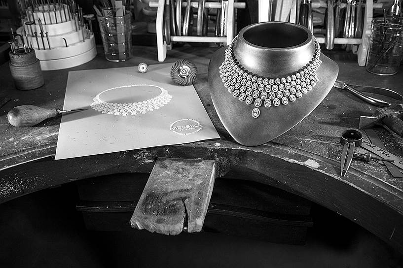 Колье Swinging Paris, коллекция High Jewelry Paris est une fete, белое золото, бриллианты
