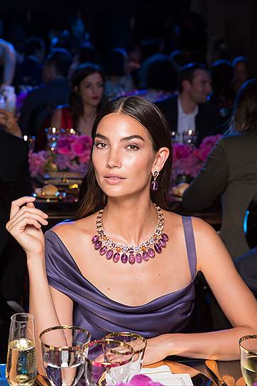 Модель Лили Олдридж в колье и серьгах Bulgari на презентации коллекции Festa в Венеции