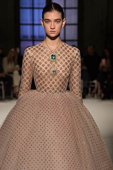 Модель на показе Giambattista Valli в украшениях Buccellati