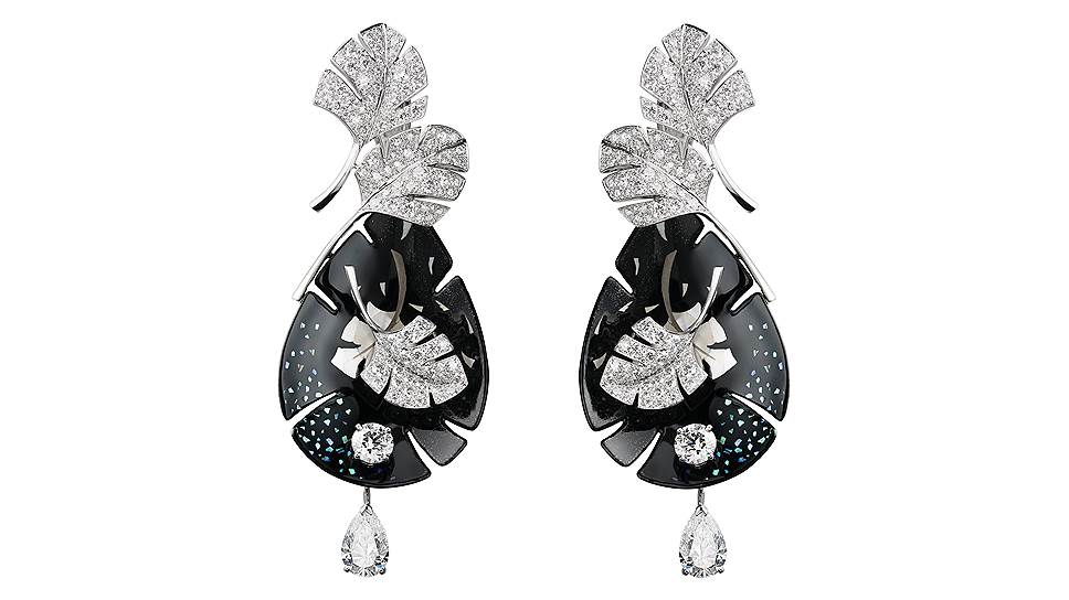 Серьги Artistic Feather, коллекция Plume de Chanel, белое золото, черный лак, перламутр, бриллианты, Chanel Fine Jewelry