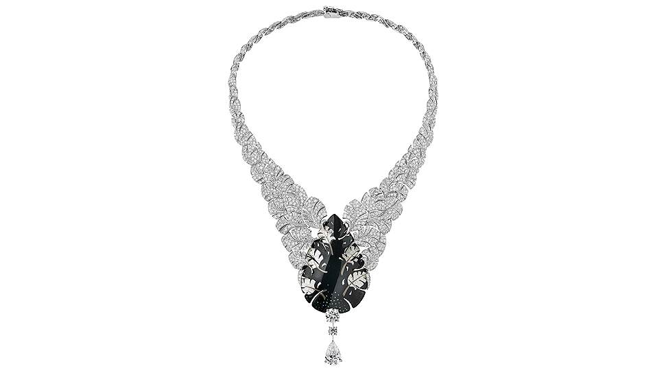 Колье Artistic Feather, коллекция Plume de Chanel, белое золото, черный лак, перламутр, бриллианты, Chanel Fine Jewelry