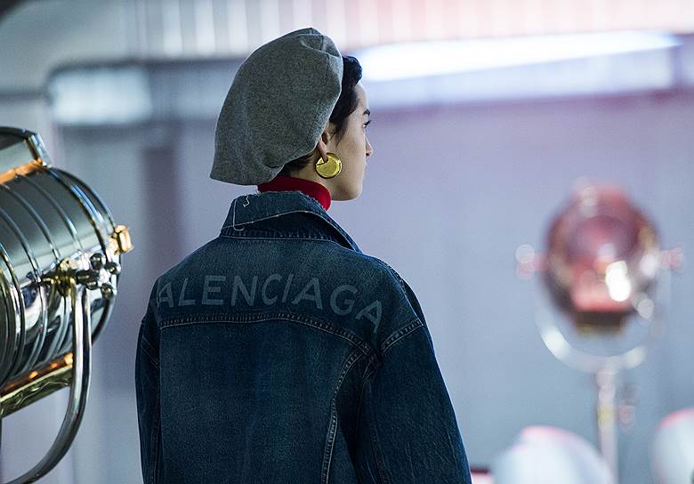 На модели: берет Walk of Shame, водолазка Lanvin, куртка Balenciaga