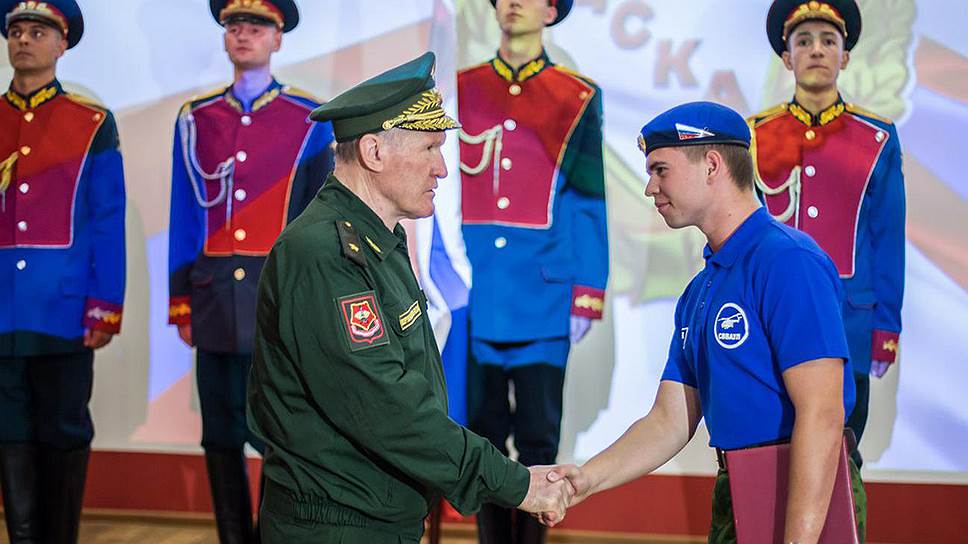 Каждый месяц тысячи молодых ребят по всей России становятся юнармейцами. На этот раз 20 кадетов из Сызрани в торжественной обстановке приняли присягу "Юнармии". Напутствовал ребят генерал-майор Василий Синенко 