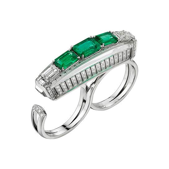 Кольцо Resonances de Cartier, белое золото, замбийские изумруды (общим весом 2,95 карата), горный хрусталь, бриллианты