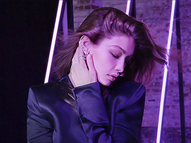 Съемка рекламной кампании c Джиджи Хадид в серьгах Move High Jewellery Addiction; белое золото, бриллианты