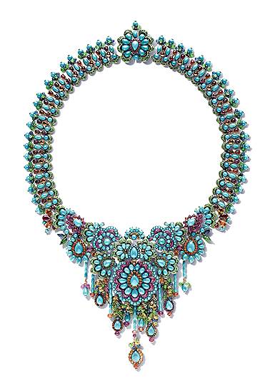 Колье и серьги Gardens of Barbados из коллекции Rihanna Loves Chopard Haute Joaillerie, белое золото, титан, голубые, розовые и желтые сапфиры, цавориты, рубеллиты, берилл, аквамарины, турмалины параиба, рубины, аметисты, топазы, лазуриты, бриллианты 
