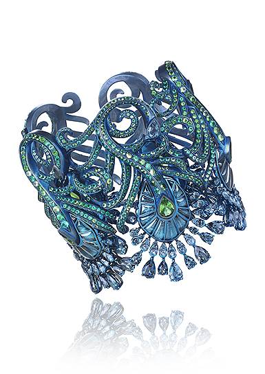 Колье и серьги Carnival из коллекции Rihanna Loves Chopard Haute Joaillerie, розовое золото, титан, голубые и желтые сапфиры, мандариновые гранаты, спессартиты, цавориты, бирюза 