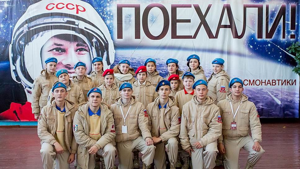 Память о первом космонавте Юрии Гагарине увековечили в большом плакате. Юнармейцы не могли не сделать фото на фоне великого человека