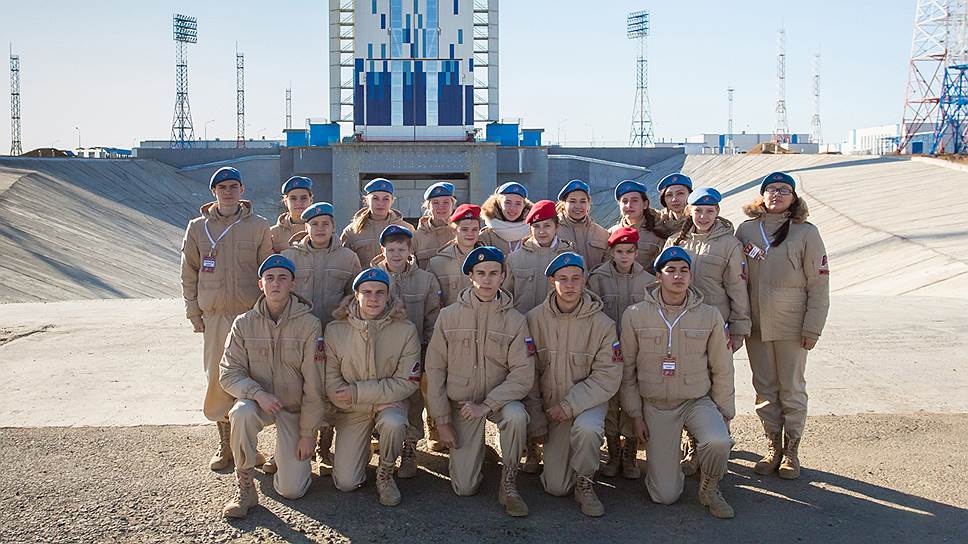 Памятное фото на фоне стартового комплекса. По словам ребят, эту поездку они будут помнить долгие годы — настолько масштабным им показался космодром